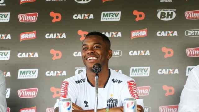 Robinho durante una rueda de prensa con el Santos en 2016