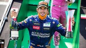 Carlos Sainz celebra su podio en Monza
