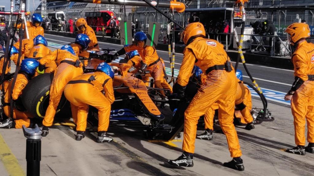 Carlos Sainz entrando en boxes en el GP de Eifel