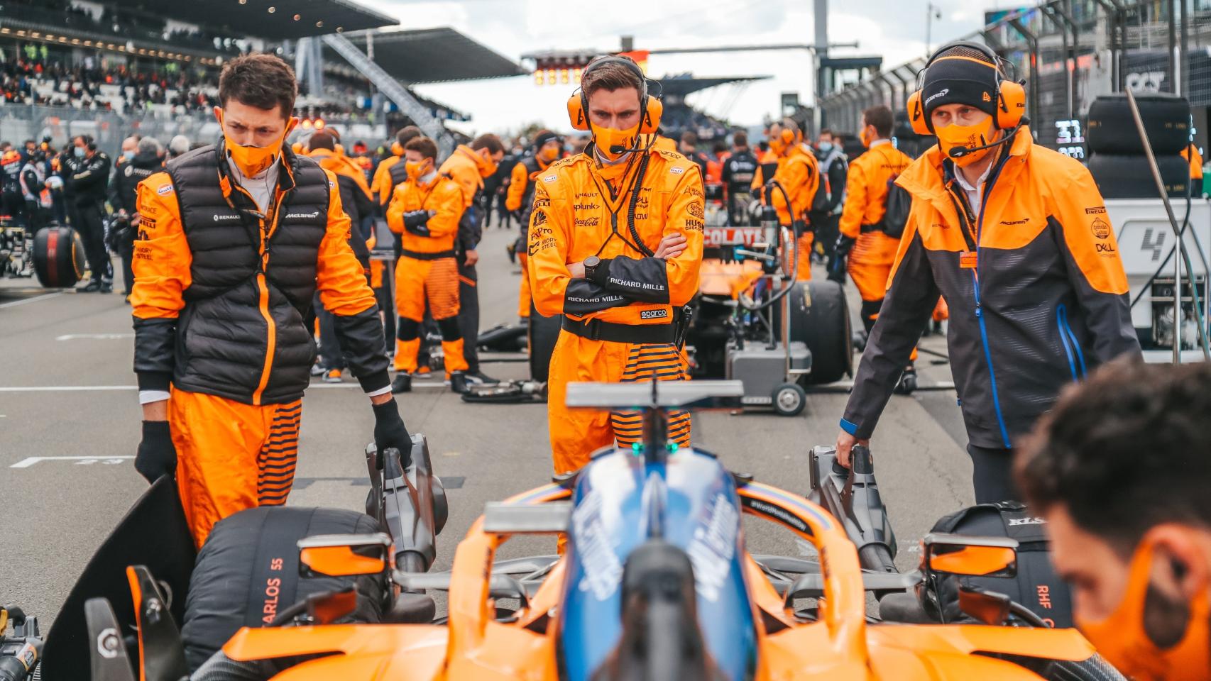 El equipo McLaren, en la parrilla de salida de Nurburgring