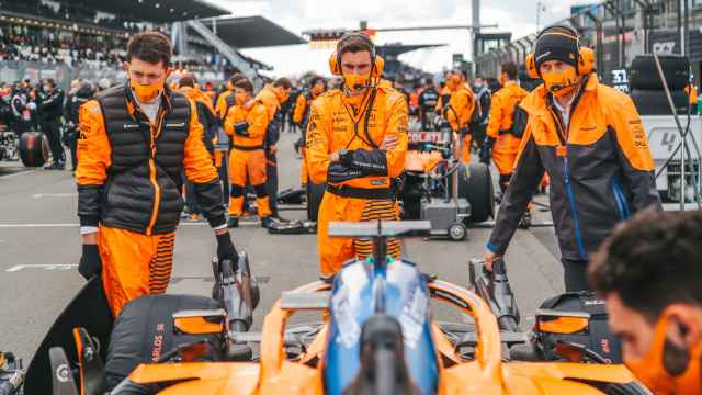 El equipo McLaren, en la parrilla de salida de Nurburgring