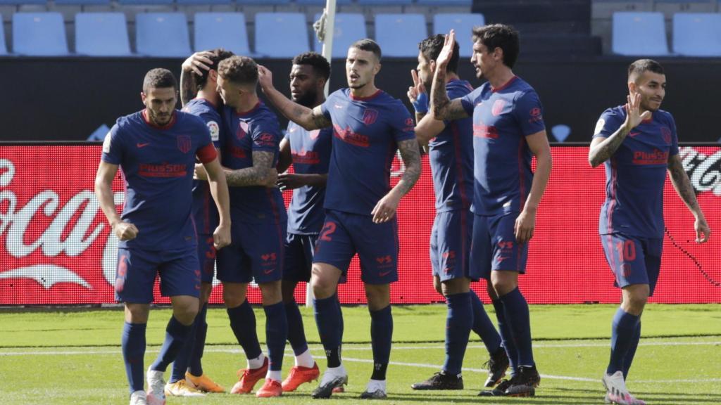 Los jugadores del Atlético de Madrid celebran el gol de Luis Suárez con la segunda equipación