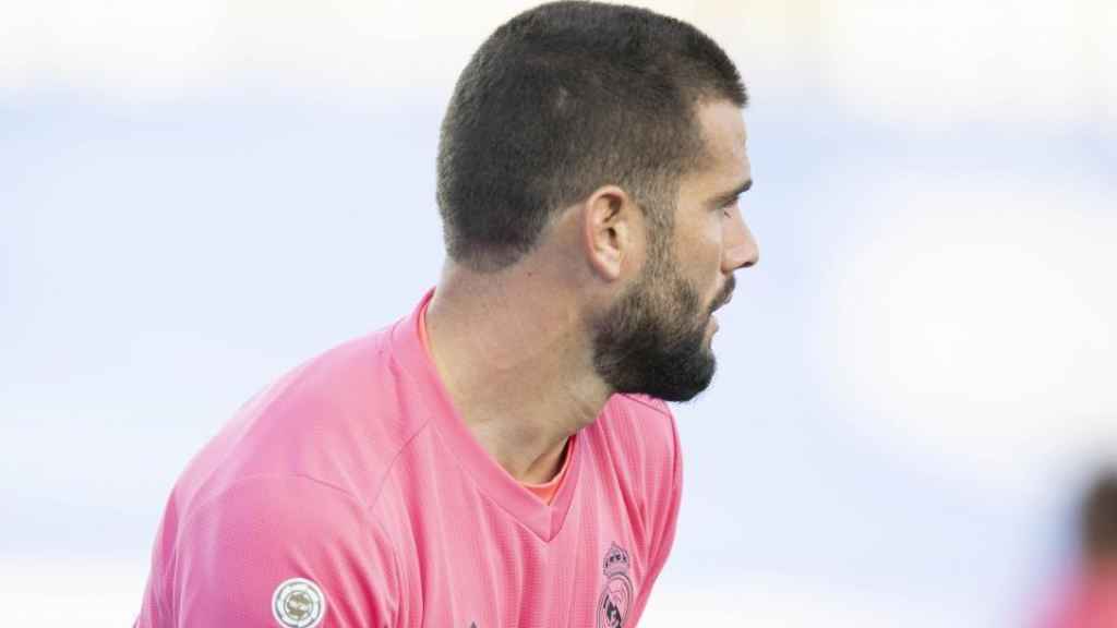 Nacho Fernández, con la camiseta rosa del Real Madrid