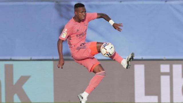 Vinicius Júnior, con la camiseta rosa en el Real Madrid - Cádiz de la jornada 6 de La Liga