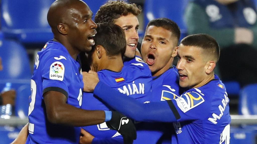 Piña de los jugadores del Getafe para celebrar un gol en La Liga