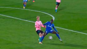 Penalti de De Jong sobre Djené, en el Getafe - Barcelona de la jornada 6 de La Liga