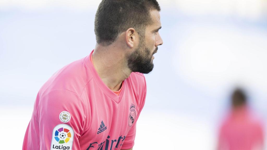 Nacho Fernández ofreciéndose a sus compañeros frente al Cádiz