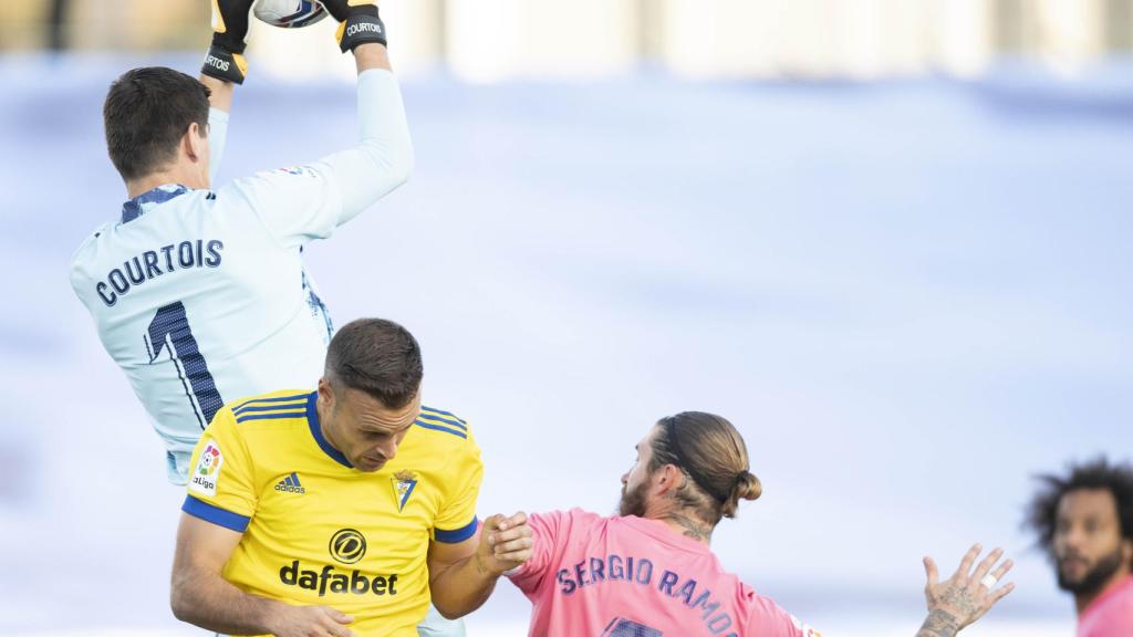 Courtois detiene un balón por lo alto en el área pequeña del Real Madrid