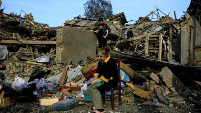Una mujer ante su casa en ruinas en Nagorno-Karabakh, Azerbaiyán.