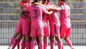 Los jugadores del Real Madrid Castilla celebran uno de los goles ante Las Rozas CF