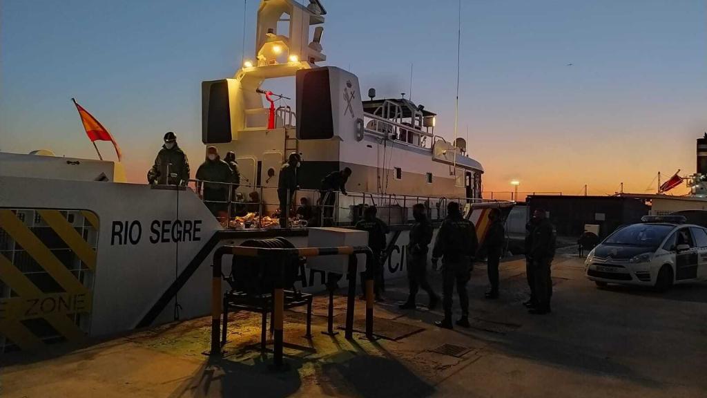 Un grupo de guardias civiles en el Puerto de Garrucha donde fueron interceptadas varias pateras.