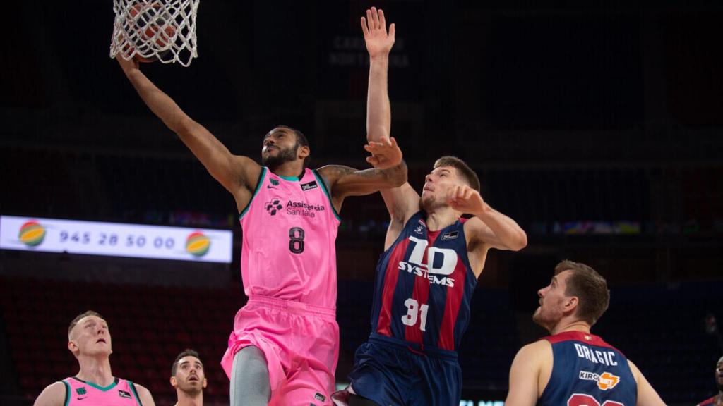 Hanga intentando anotar durante el Baskonia-Barça