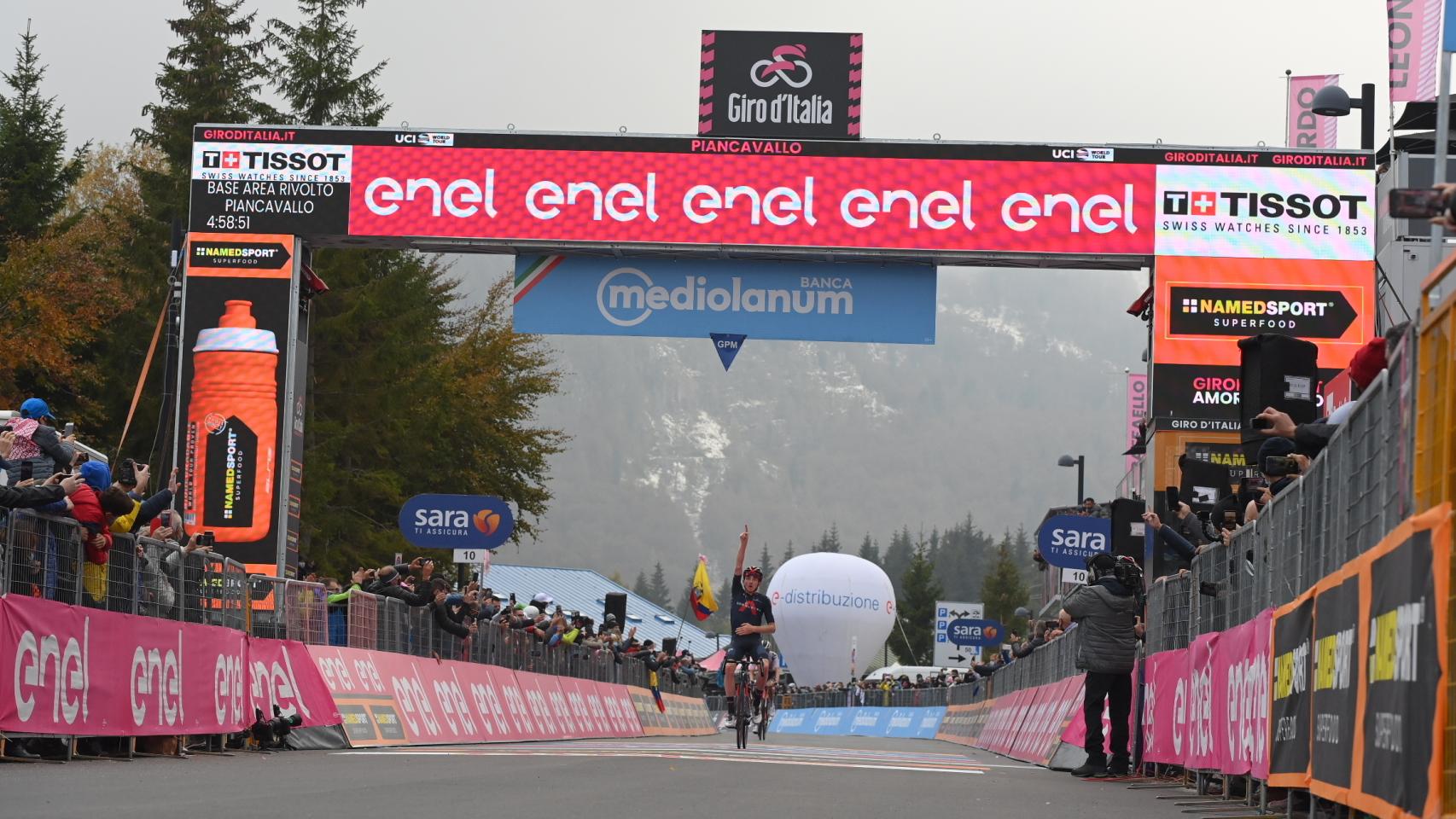 Tao celebra su victoria en la cima de Piancavallo