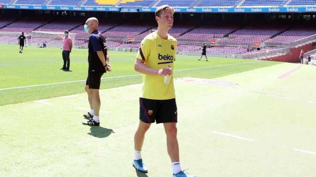 De Jong en un entrenamiento del Barça en el Camp Nou