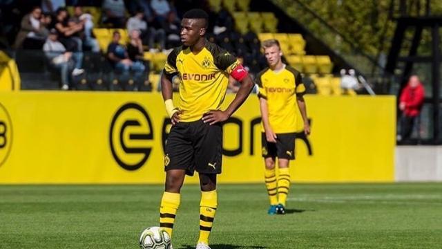 Youssoufa Moukoko antes de un saque de centro