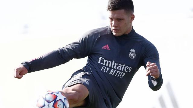 Luka Jovic lanzando a portería