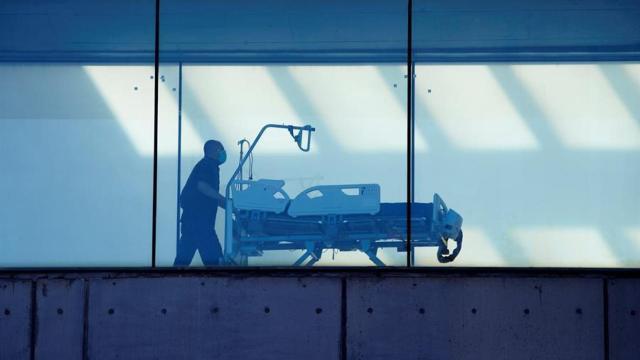 Un celador transporta una camilla en el hospital de Bellvitge (Barcelona).