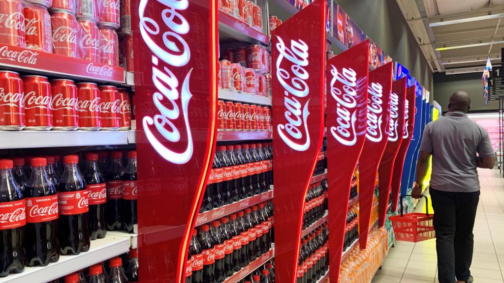 Estante de Coca-cola en un supermercado.