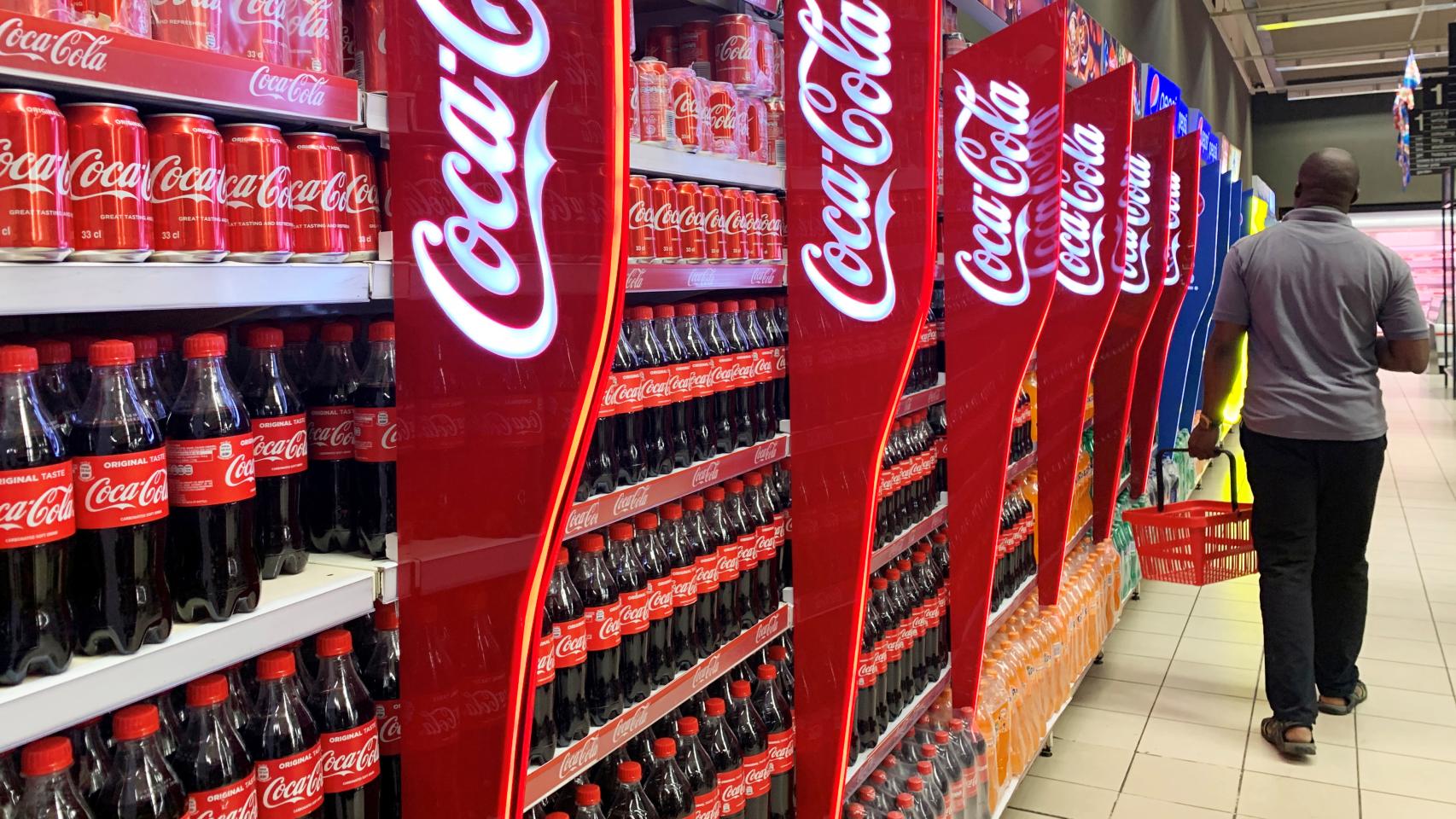 Estante de Coca-cola en un supermercado.