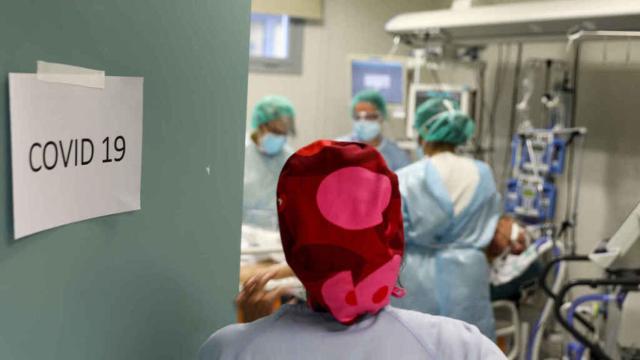 Una sanitaria en una planta hospitalaria de Covid.