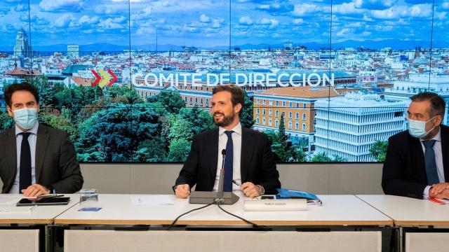 Pablo Casado entre Teodoro García Egea (i) y Enrique López (d), este lunes en Génova.