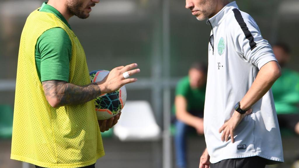 Unai Melgosa (derecha), hablando con un jugador del Ferencvaros