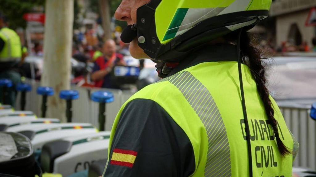 Una agente de Tráfico de la Guardia Civil