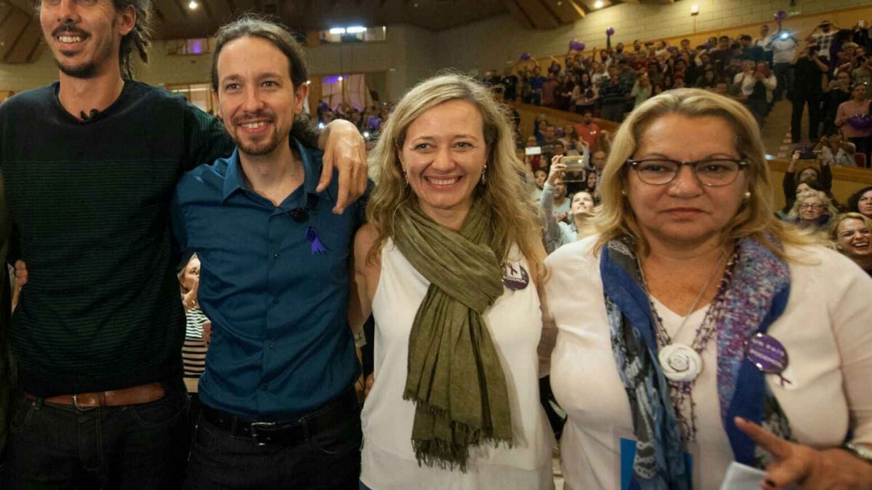 Alberto Rodríguez y Pablo Iglesias junto a Victoria Rosell y Meri Pita.