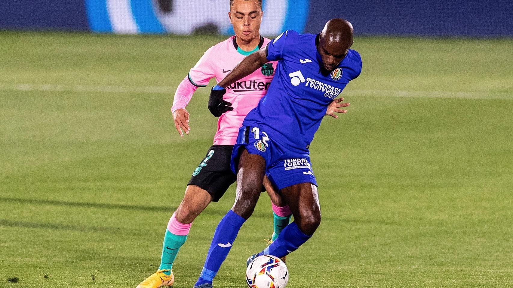 Nyom protege un balón ante Sergiño Dest