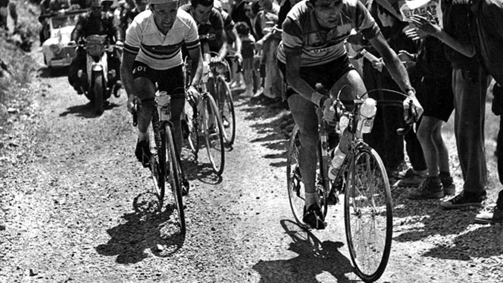 Bahamontes pedaleando sobre carreteras de tierra