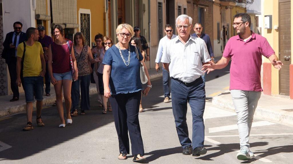 La exconcejal Consol Castillo, junto al alcalde de Valencia, Joan Ribó.