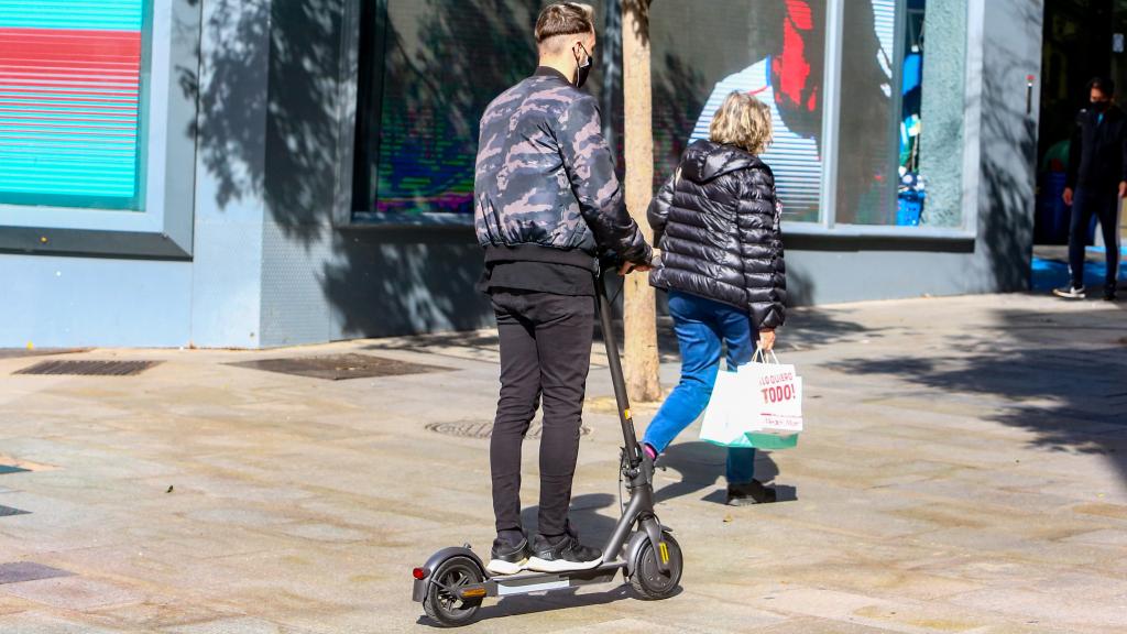 Patinete por una acera en Madrid.