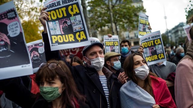 Manifestantes en París con portadas de 'Charlie Hebdo' tras el asesinato de Samuel Paty.