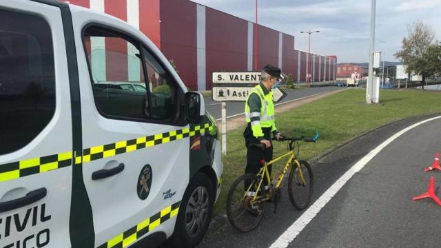 Interceptado en Fene (A Coruña) un ciclista que circulaba ebrio y sin frenos