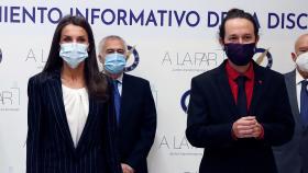 El 'look working girl' de la Reina junto al de Pablo Iglesias.