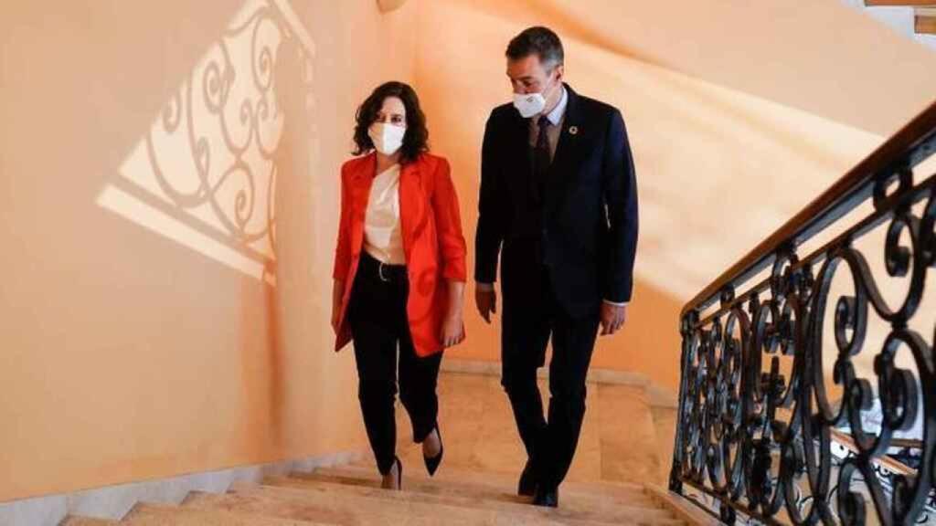 Isabel Díaz Ayuso junto a Pedro Sánchez