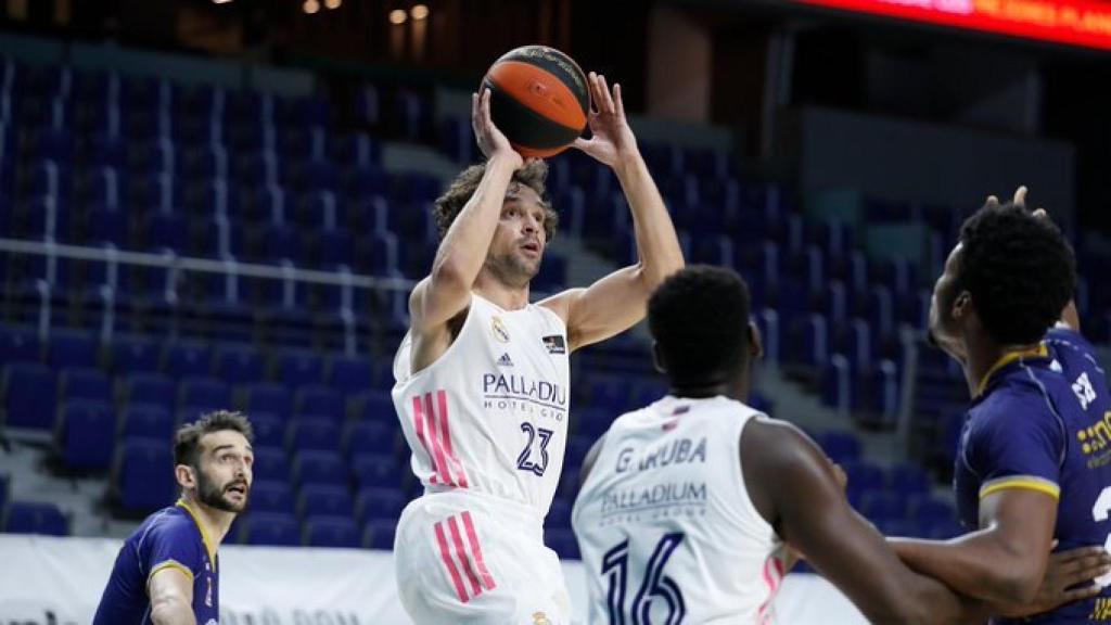 Llull lanzando a canasta durante un partido del Real Madrid