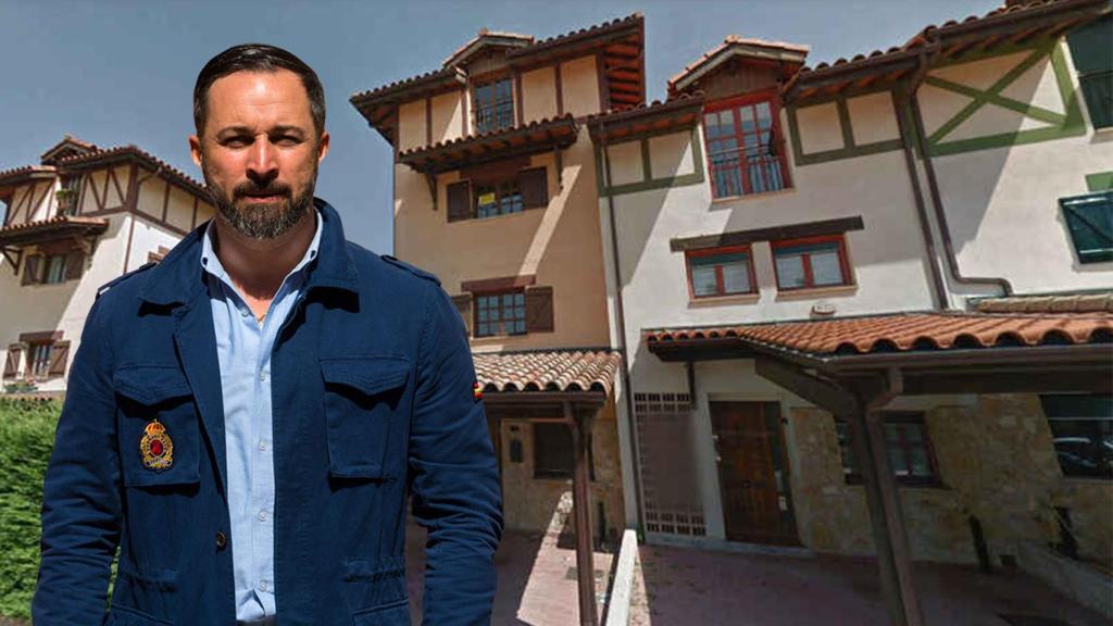 Santiago Abascal, junto a la casa que le desahuciaron en 2010.