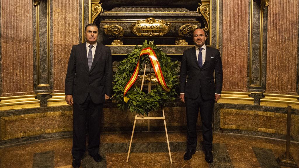 Ofrenda de una corona láurea como homenaje al rey Carlos III.