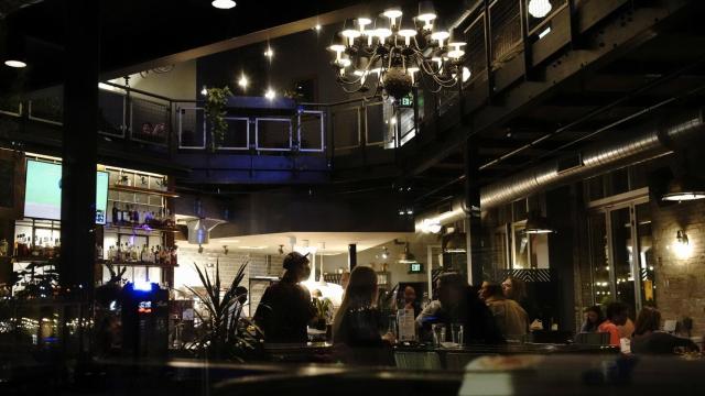 Una cena en el interior de un restaurante