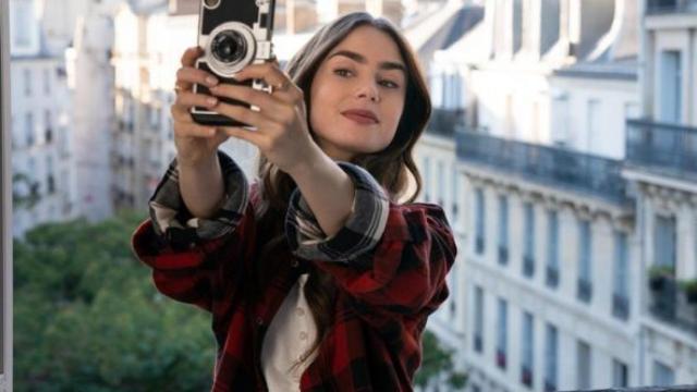 La actriz Lily Collins en su serie 'Emily in París'.