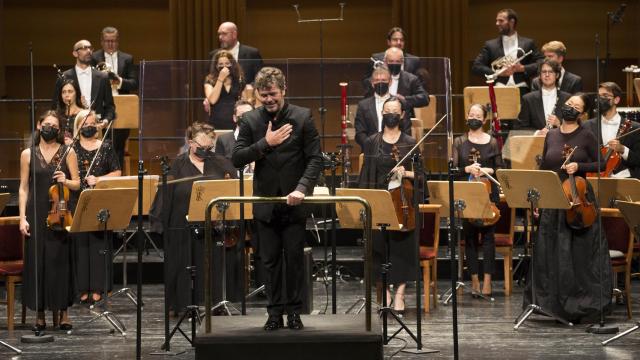 Pablo Heras-Casado agradece el aplauso al público del Teatro Real.