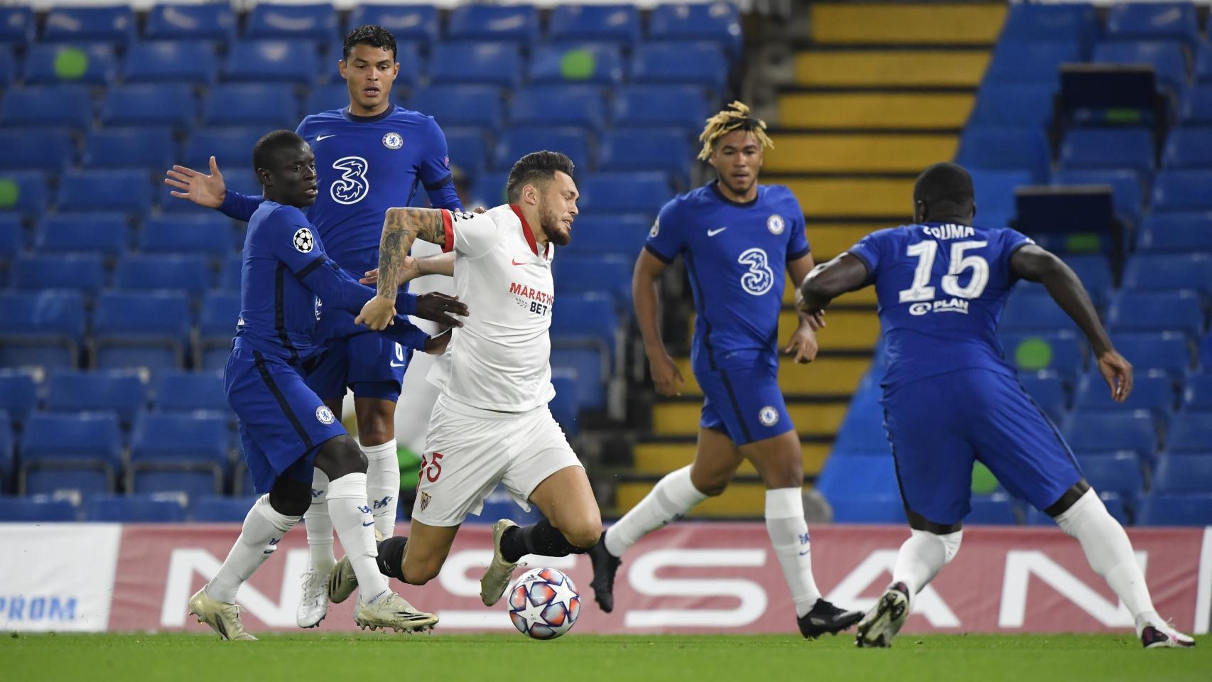 Lucas Ocampos, rodeado de jugadores del Chelsea