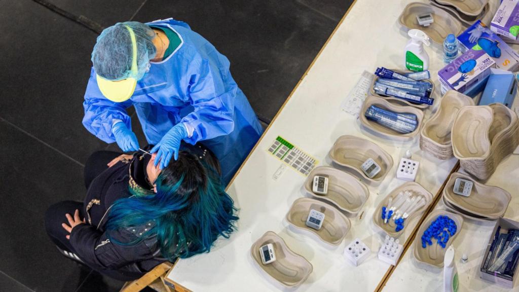 Personal sanitario realizando los test de antígenos.