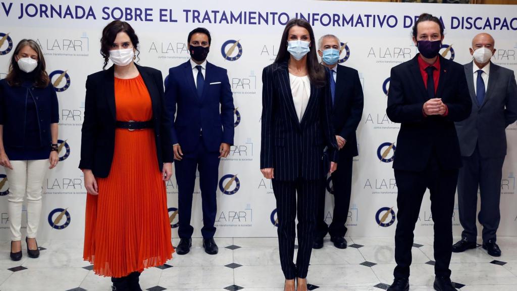 La Reina junto a Isabel Díaz Ayuso y Pablo Iglesias en un acto en la Asociación de la Prensa de Madrid.