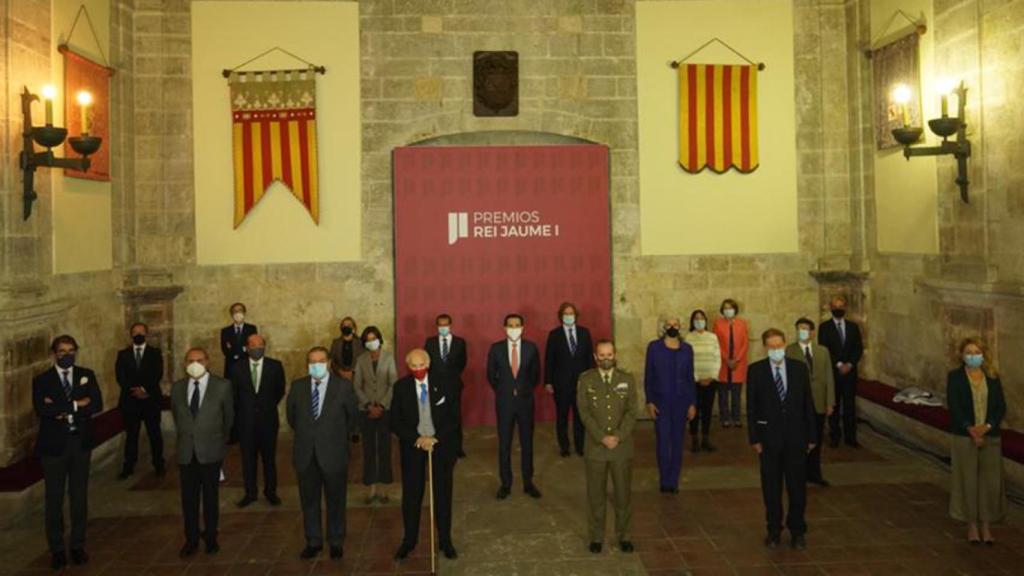 Foto de familia de parte del jurado de los premios Jaume I.