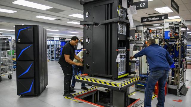 Ingenieros de IBM trabajando en un centro de datos de la compañía.