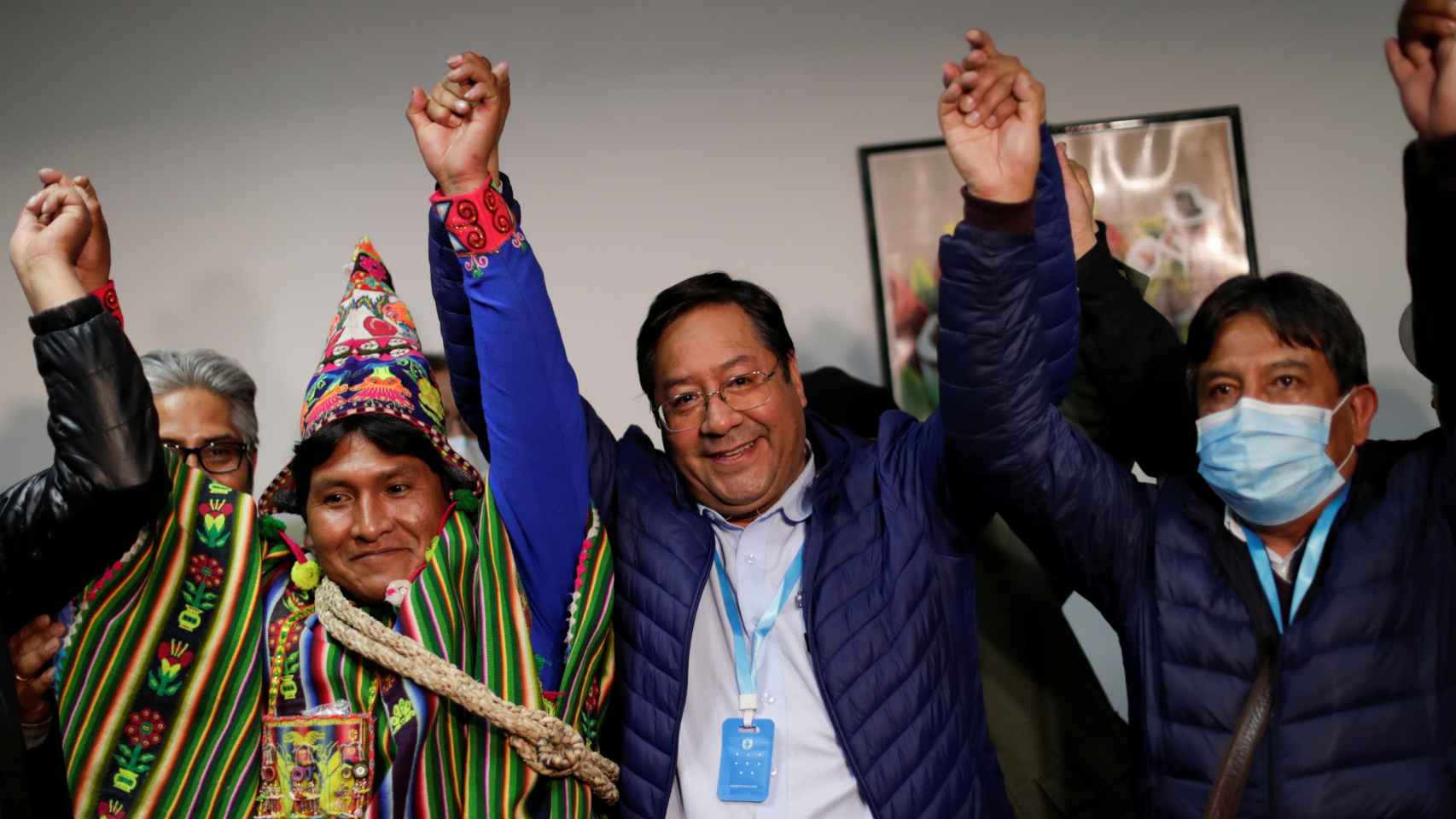 Luis Arce (c) celebra su victoria en las elecciones en Bolivia.