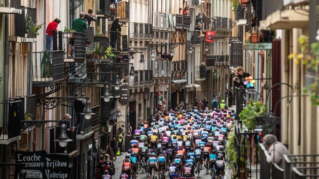 El pelotón de La Vuelta 2020 pasando por la calle Estafeta de Pamplona