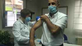 Un hombre recibe una vacuna de la gripe en Zamora en una imagen de archivo.